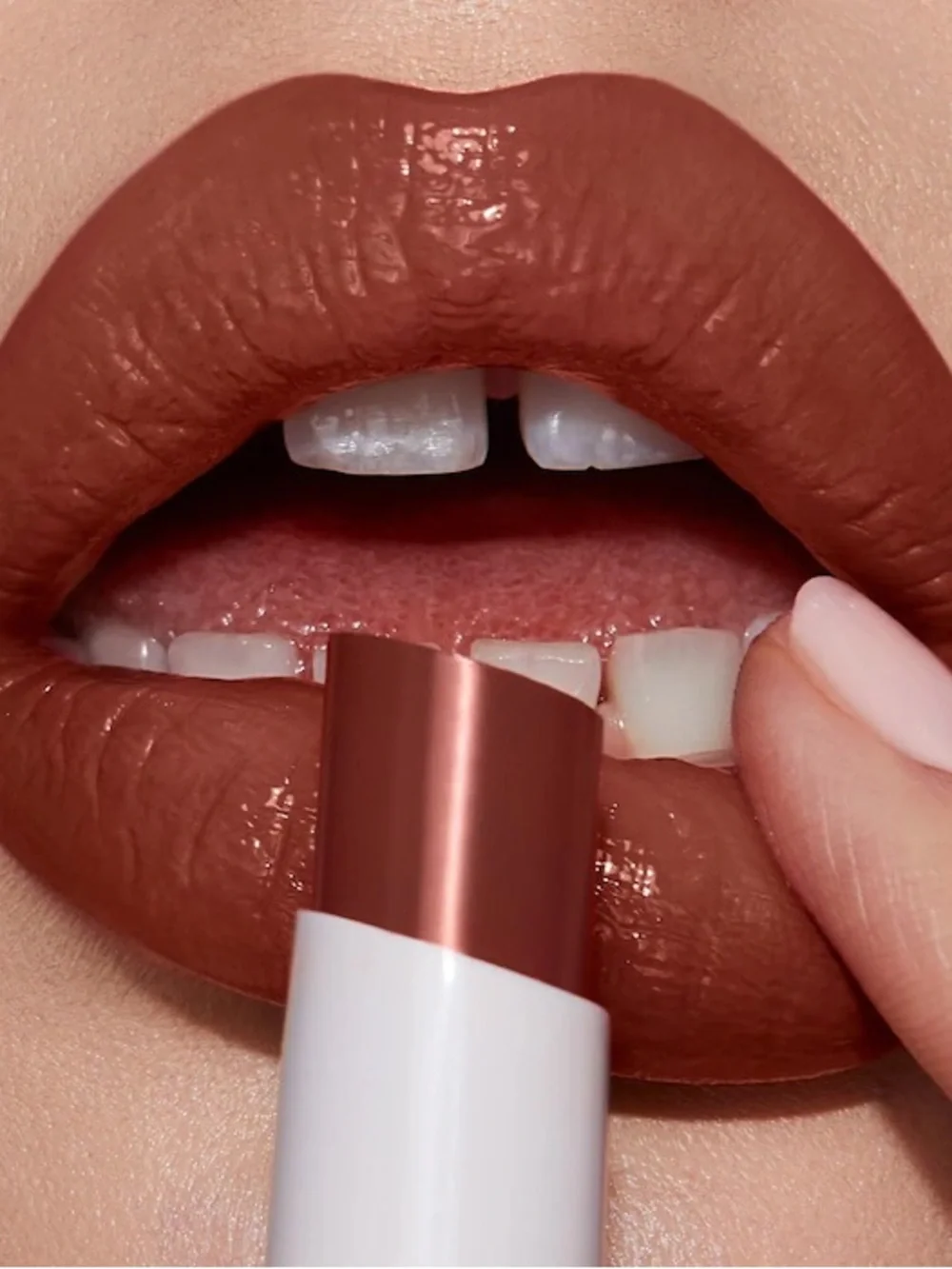 Charlotte Tilbury Hyaluronic Happikiss Lipstick Balm Passion Kiss